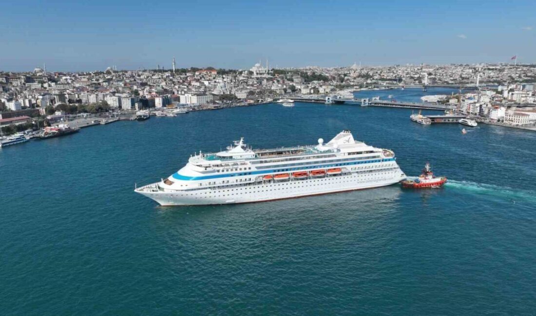 İstanbul Sarayburnu limanına yanaşan 193 metre uzunluğundaki Astoria Grande gemisi,