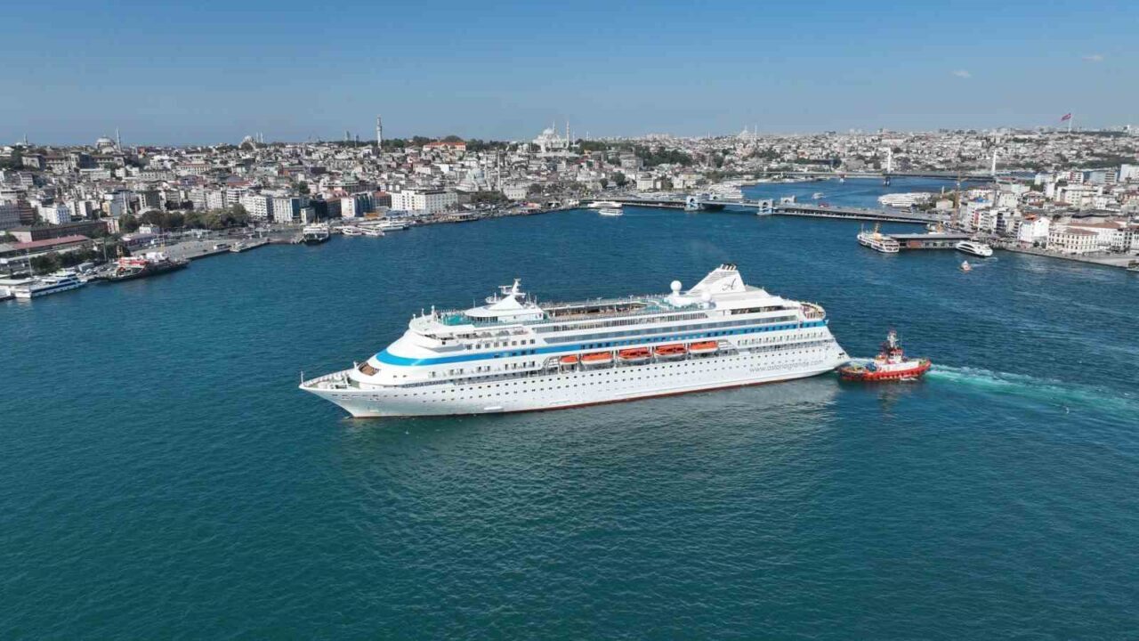 İstanbul Sarayburnu limanına yanaşan 193 metre uzunluğundaki Astoria Grande gemisi,