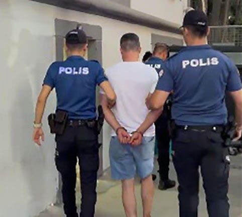 İzmir'in Konak ilçesinde, 37 yaşındaki S.P. isimli birey, polisin durdurması