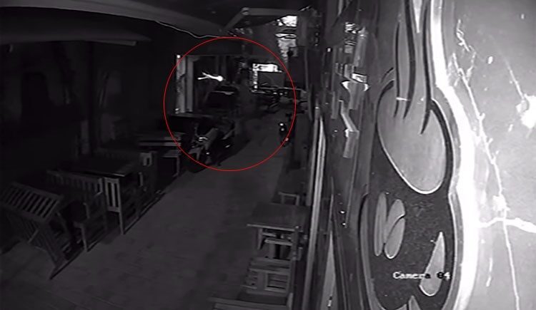 İzmir'in Konak ilçesinde Evrensel Gazetesi'nin temsiliğine tabancayla ateş açıldı. 01.30'da