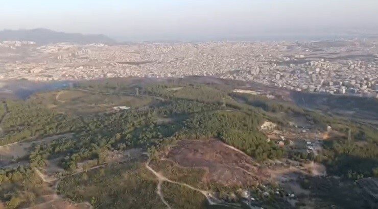 İzmir Buca'daki yangın, otoyol kenarında yanan bir araçtan başladı ve