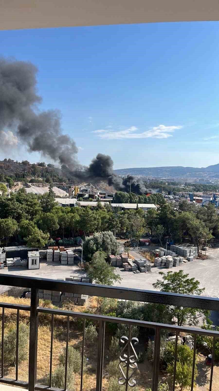 İzmir'in Buca ilçesindeki katı atık toplama merkezinde dün çıkan yangın,