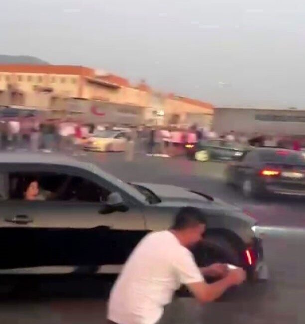 İzmir'in Bornova ilçesinde drift gösterisi izleyen bir kişi, bir aracın