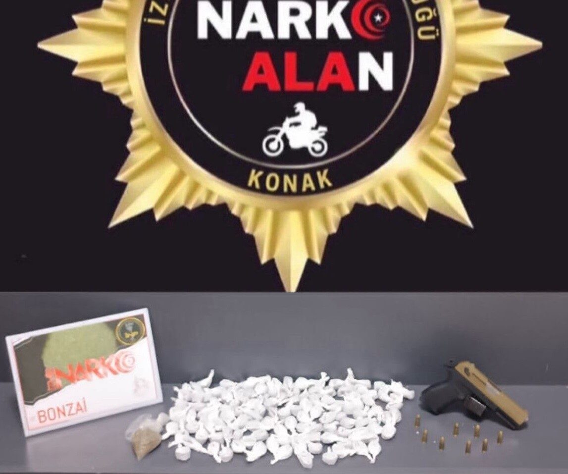 İzmir Konak'ta düzenlenen operasyonda 4 ruhsatsız tabanca, 120 gram bonzai,