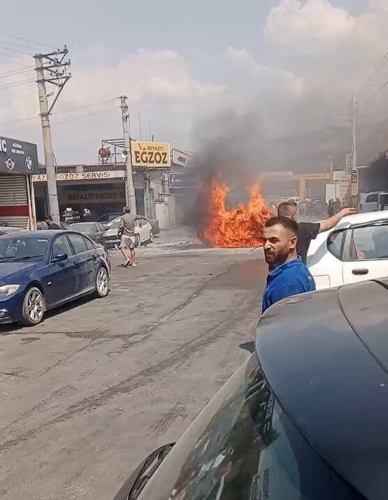 İzmir Buca'da bir sanayi sitesinde Jaguar marka elektrikli araç, bilinmeyen