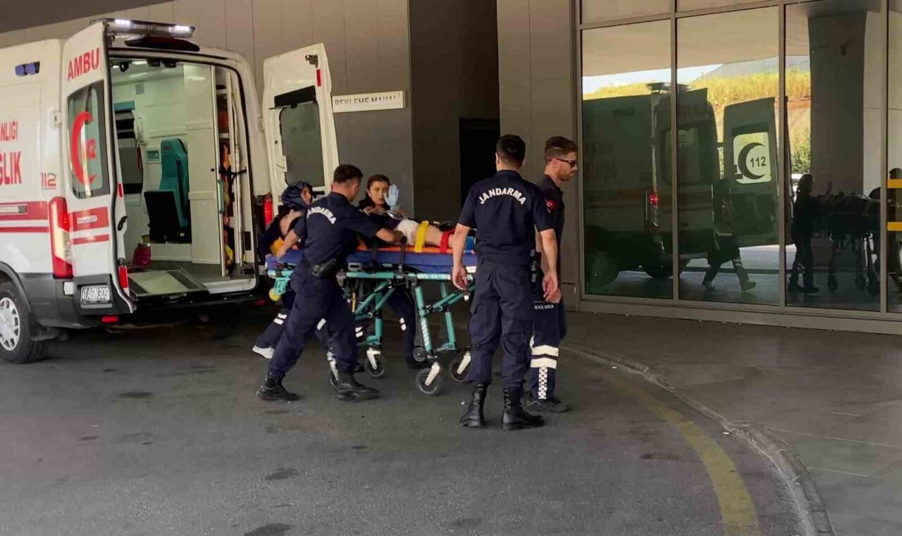 Kocaeli'nin İzmit ilçesindeki İl Göç İdaresi Müdürlüğü'nde görevli bir jandarma,