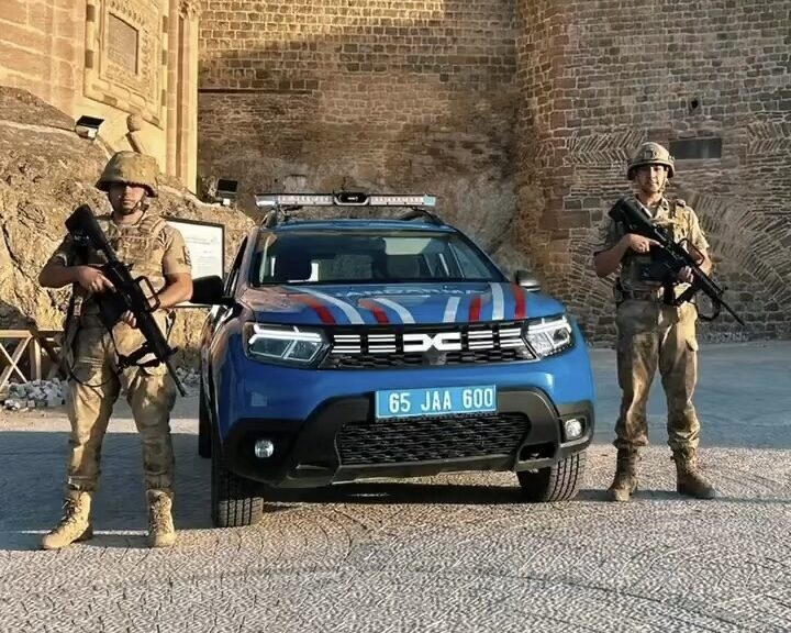 Van-Hakkari kara yolu üzerindeki tarihi Hoşap Kalesi, ilginç mimarisi ve