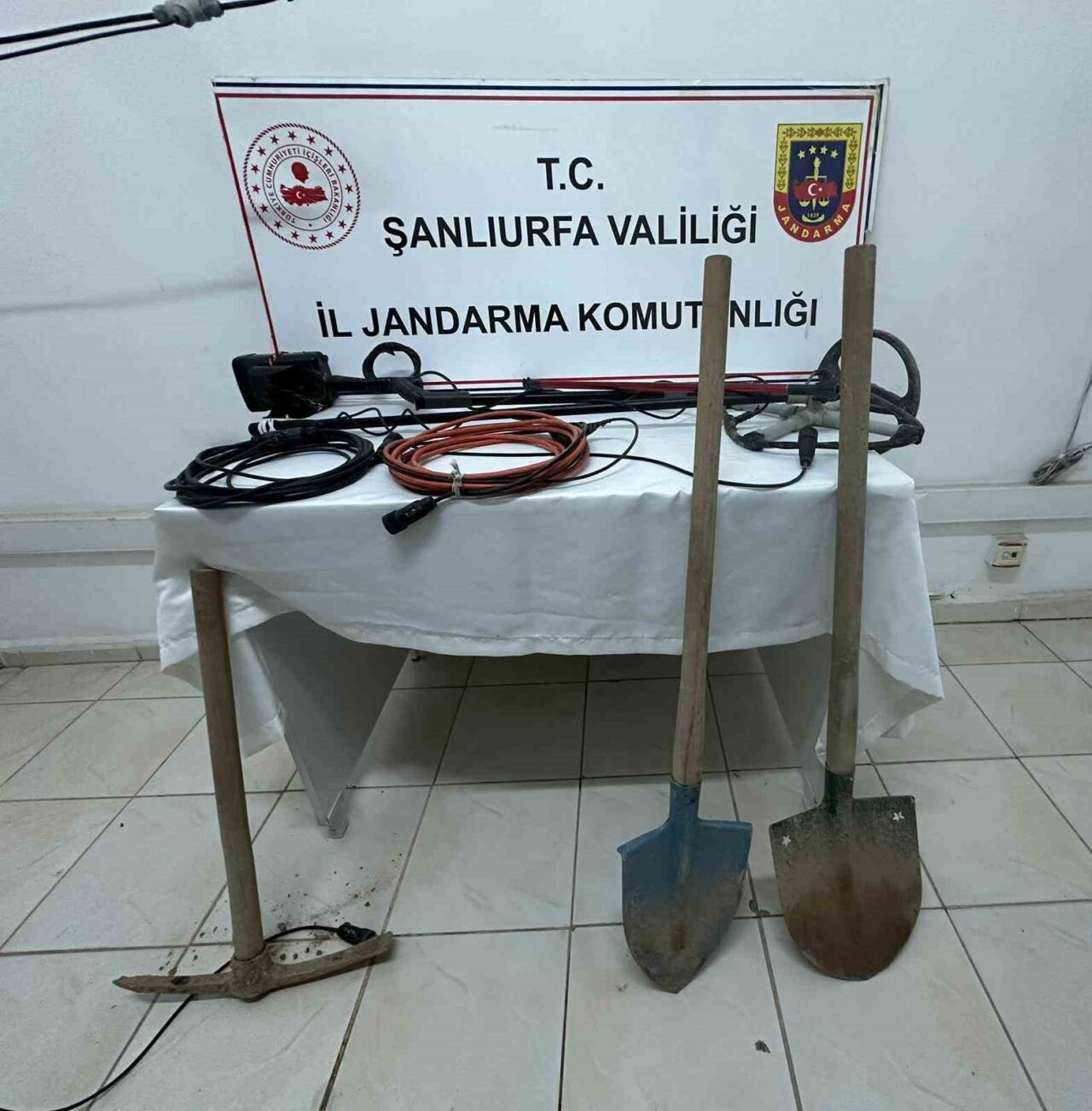 Şanlıurfa'nın Suruç ilçesinde define aramak için kazı yapan E.Ş., M.Ş.,