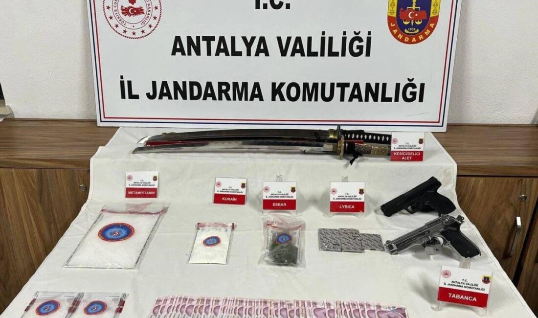 Antalya'da jandarma, Döşemealtı ilçesinde düzenlediği operasyonda 1 kilo 374 gram
