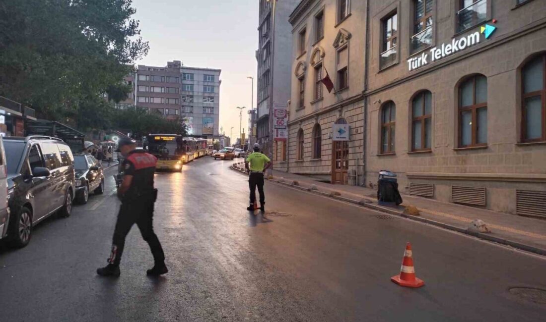 İstanbul Emniyet Müdürlüğü, Kadıköy'de asayiş uygulaması düzenledi. Ekipler, havadan helikopter
