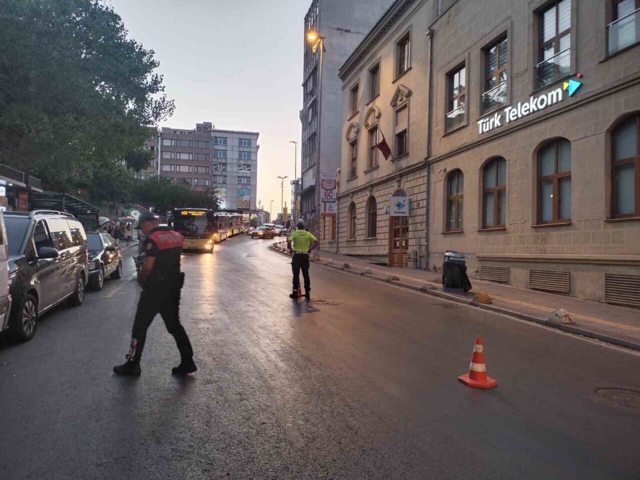 İstanbul Emniyet Müdürlüğü, Kadıköy'de asayiş uygulaması düzenledi. Ekipler, havadan helikopter