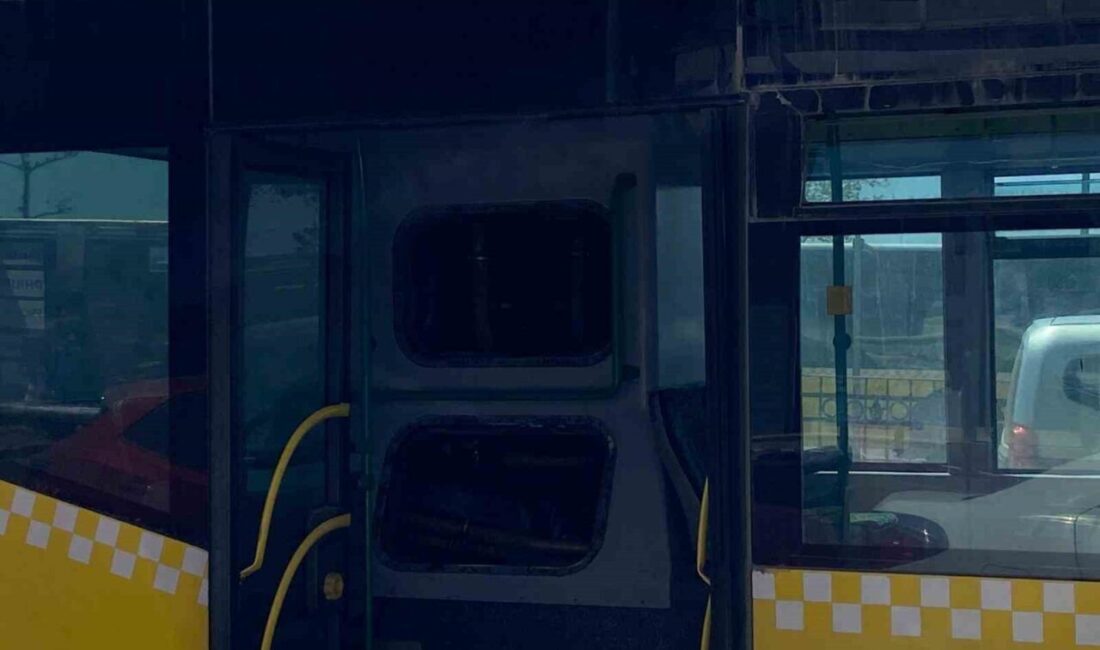 Kadıköy Rıhtım Caddesi’nde seyir halindeki İETT otobüsünün motor kısmında çıkan