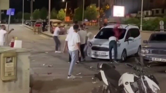 Kahramanmaraş'ın Dulkadiroğlu ilçesinde, bir grup birey, Kıbrıs Meydanı'nda bir araca