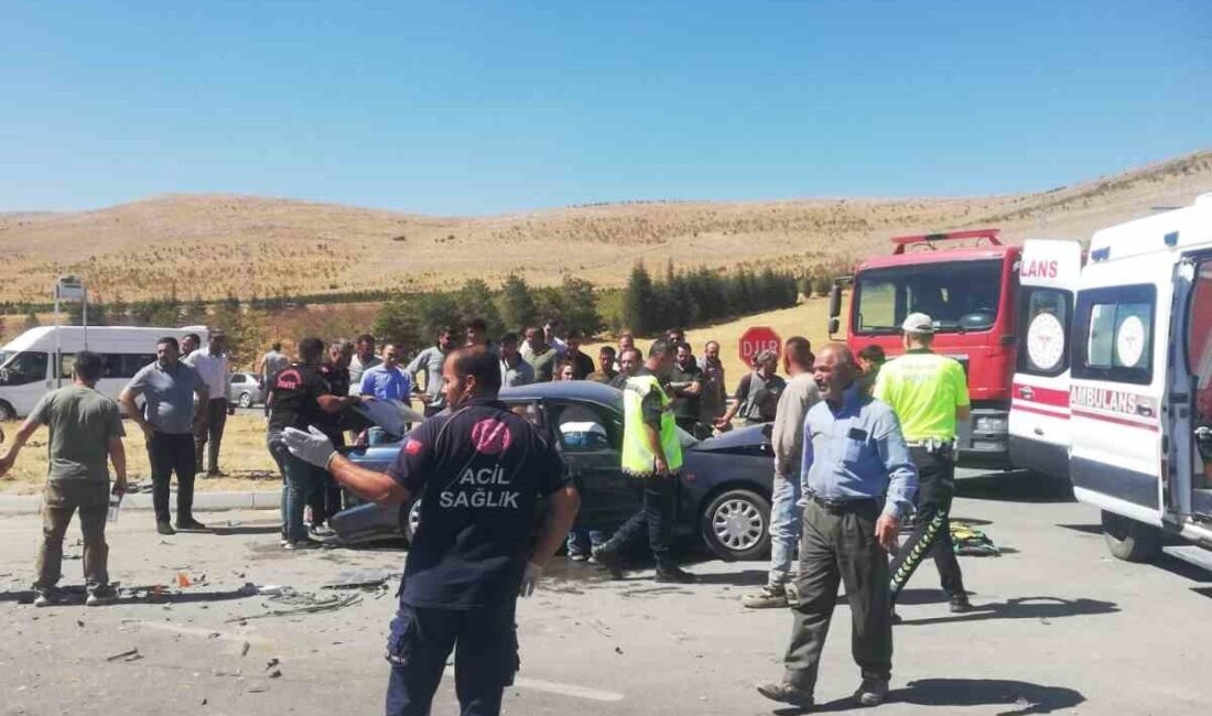 Kahramanmaraş'ın Afşin ilçesinde Kabaağaç Mahallesi'nde meydana gelen zincirleme trafik kazasında