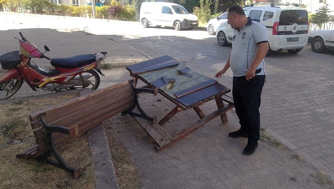 Bilecik'in Söğüt ilçesinde bir kişi, ortak kullanımda olan piknik masalarından