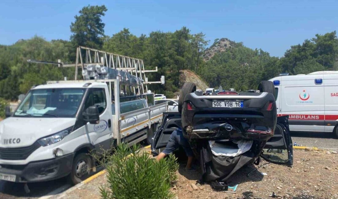 Muğla'nın Marmaris ilçesinde, Okluk Kavşağı'nda bir kamyonet ile otomobil çarpıştı.