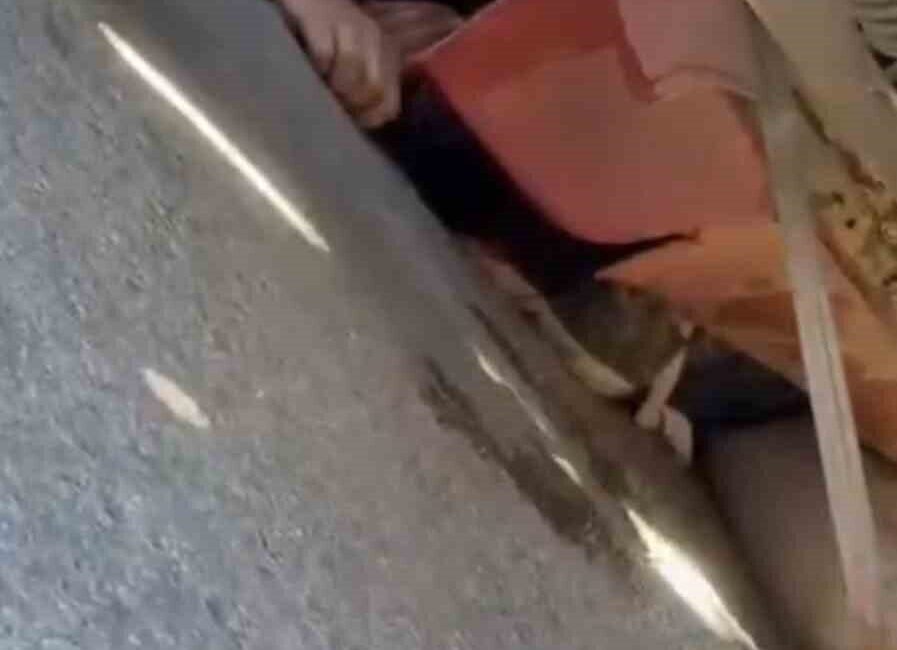 Elazığ'ın Sürsürü Mahallesi'nde temizlik kamyonuna çarpan motosiklet sürücüsü altında kaldı.