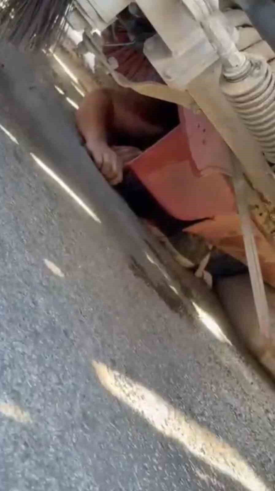 Elazığ'ın Sürsürü Mahallesi'nde temizlik kamyonuna çarpan motosiklet sürücüsü altında kaldı.