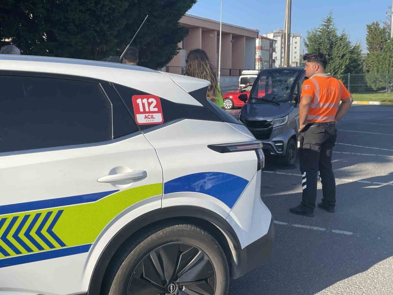 Tekirdağ'ın Kapaklı ilçesinde elektrikli bir otomobil ile scooterın çarpışması sonucu