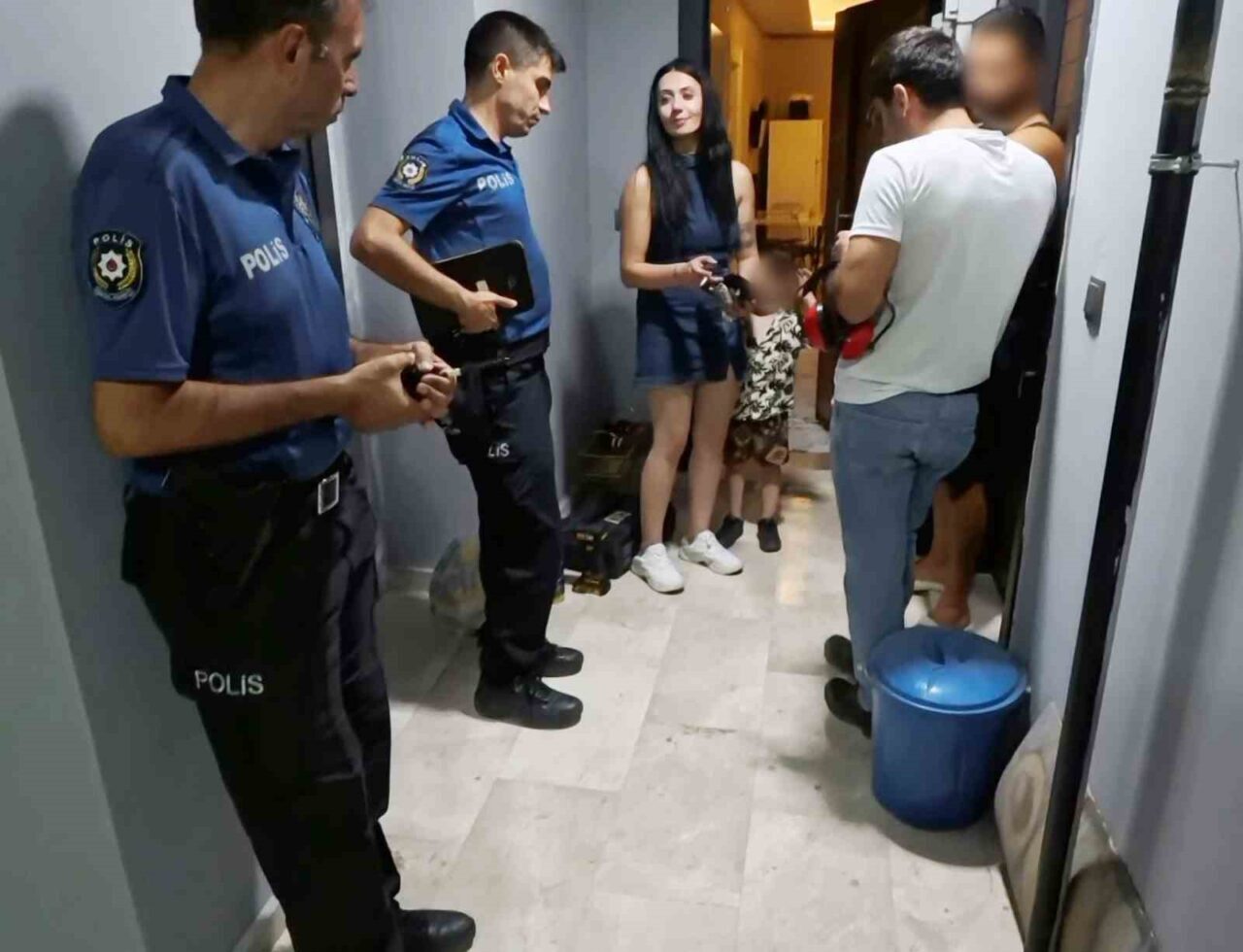Aksaray'da E.N. (27), anahtarını kapıda unutarak dışarıda kalan alkollü bir