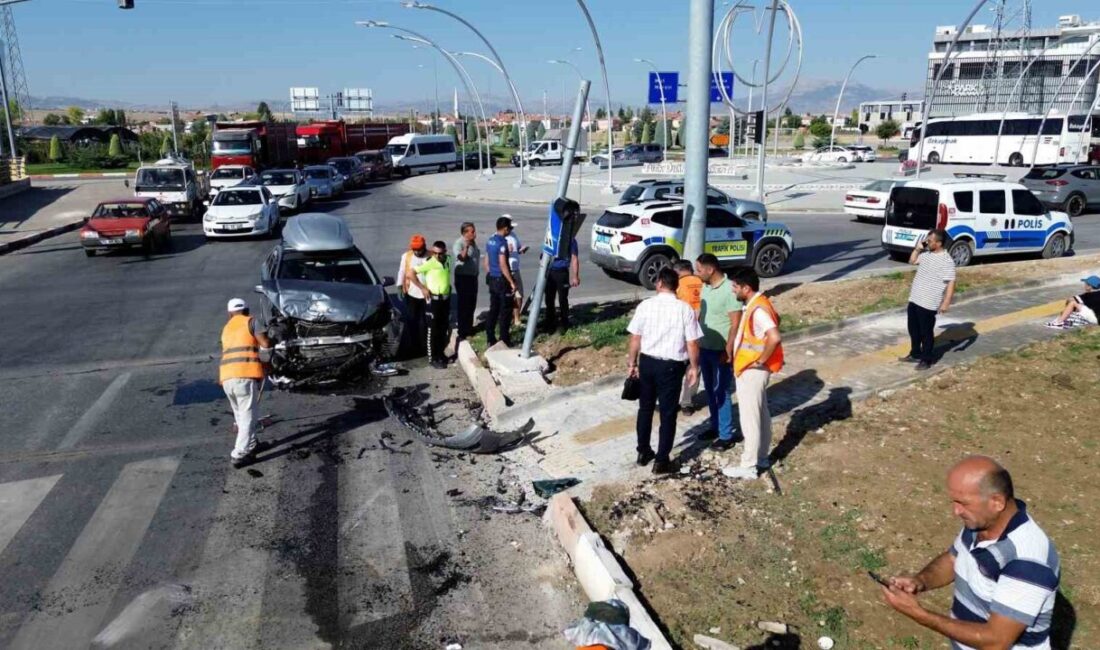 Karaman'da sabah saatlerinde otomobil ile Rus turistleri taşıyan VIP minibüs