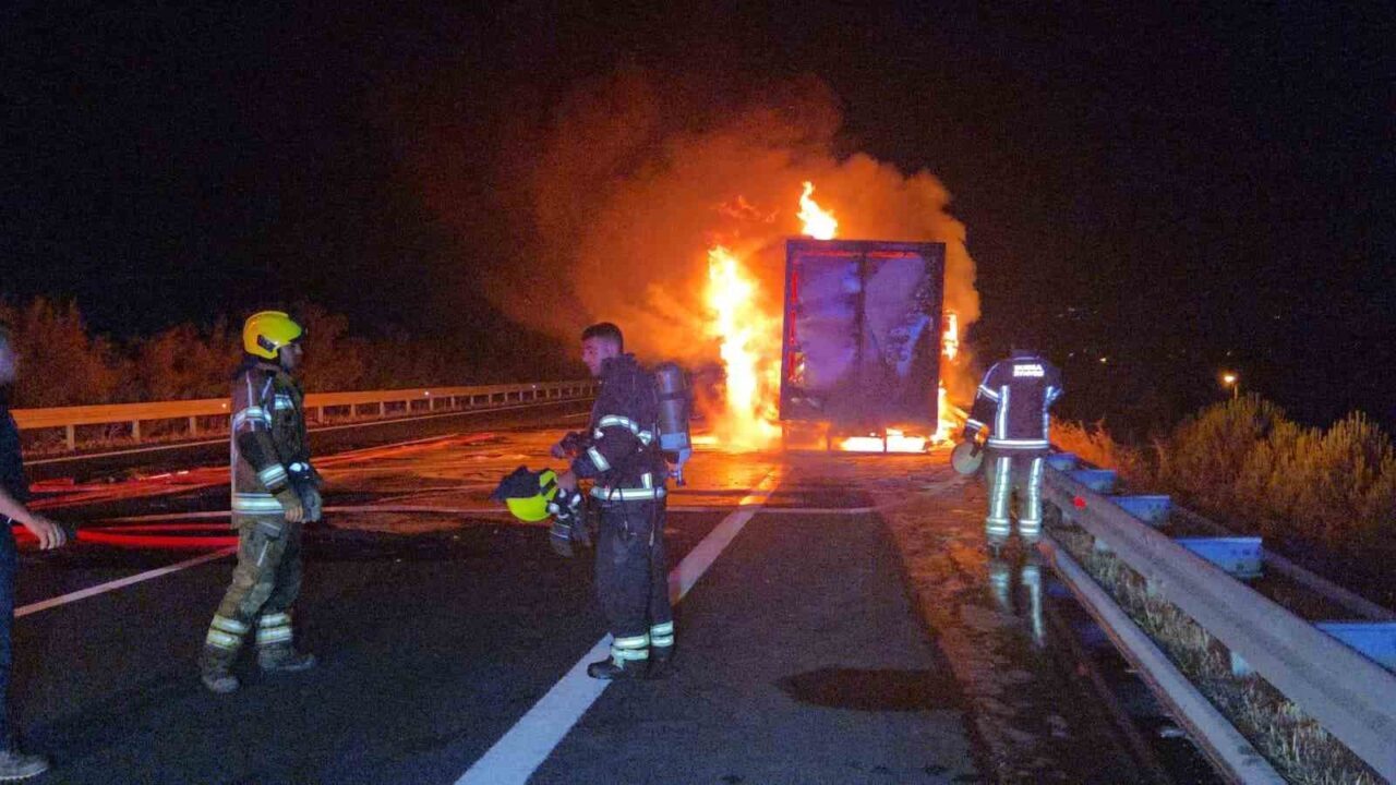 Gebze-Orhangazi-İzmir otoyolunda Ramazan Altıntop'un kullandığı bir kargo kamyonu, Orhangazi çıkışında