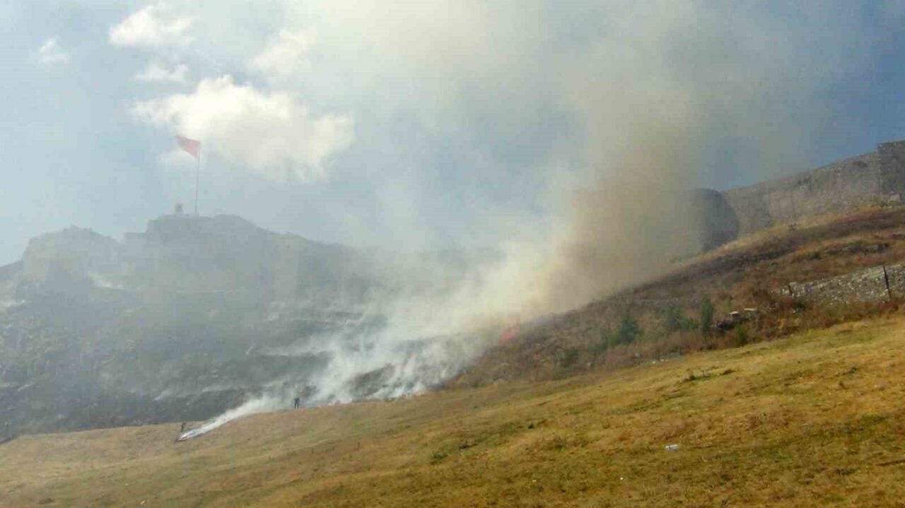 Kars Kalesi eteklerinde çıkan anız yangını, kimliği belirsiz kişilerin başlattığı