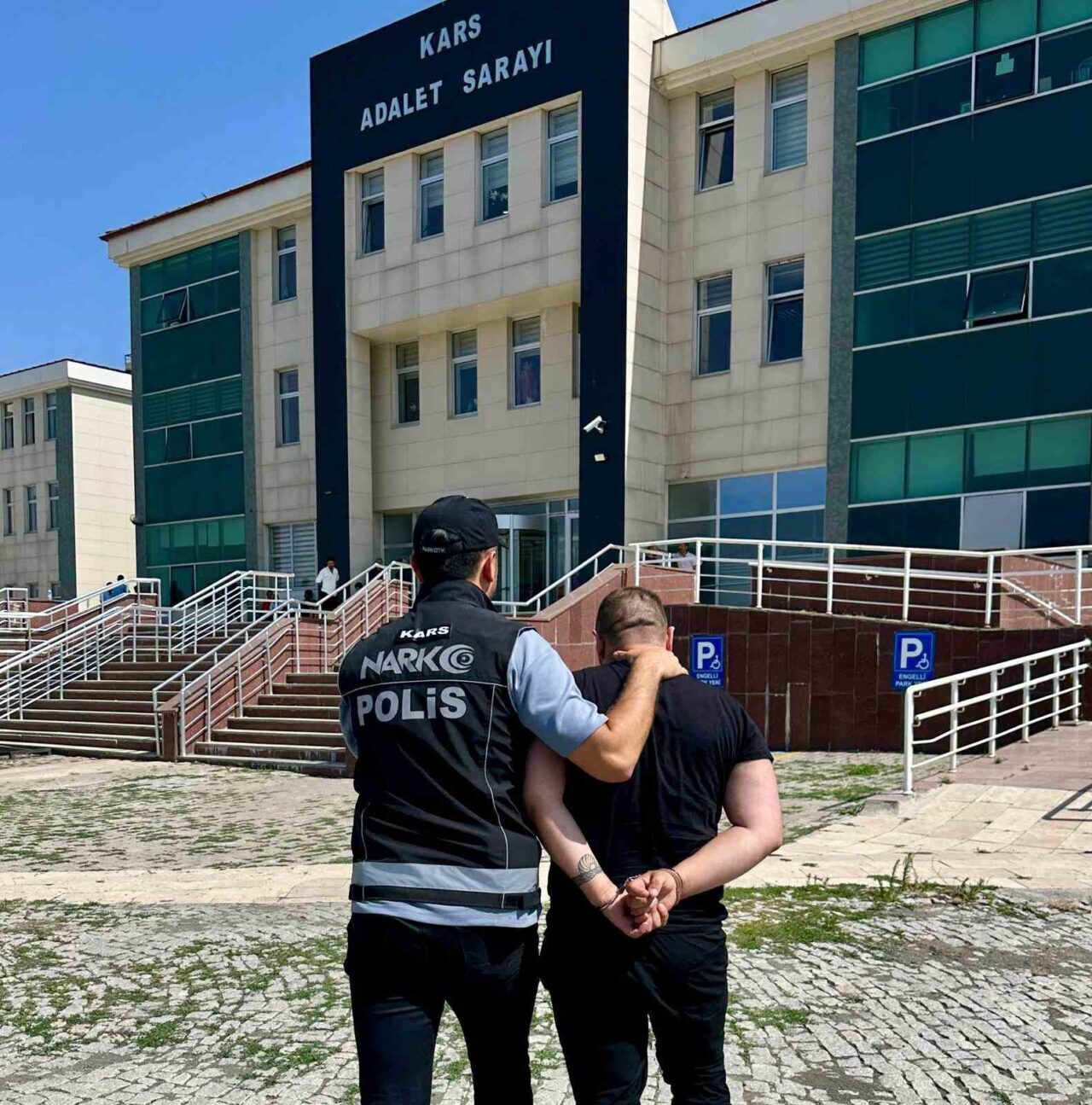 Kars'ta 33 yaşındaki T.O., uyuşturucu ticareti nedeniyle hakkında kesinleşmiş 22
