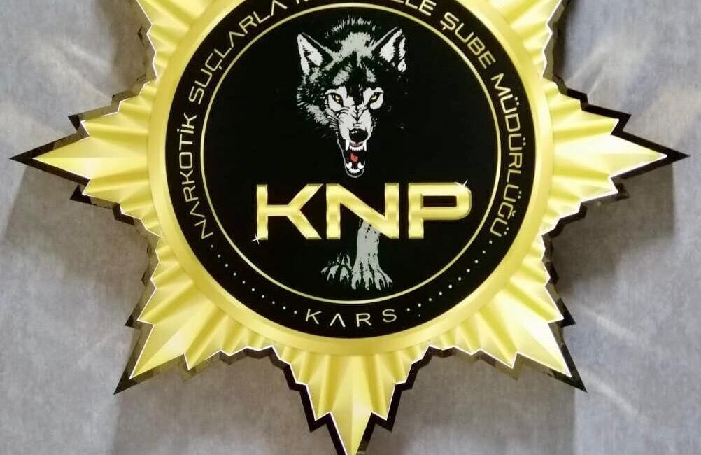Kars'ta bir iş yerinde düzenlenen operasyonda 26,35 gram bonzai ele