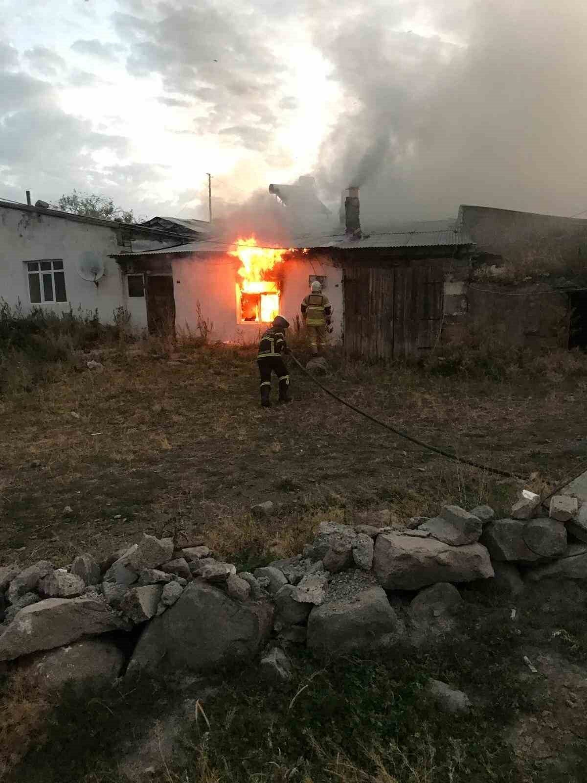 Kars'ın Söğütlü köyünde sebebi belirsiz bir yangın çıktı. Durumun 112