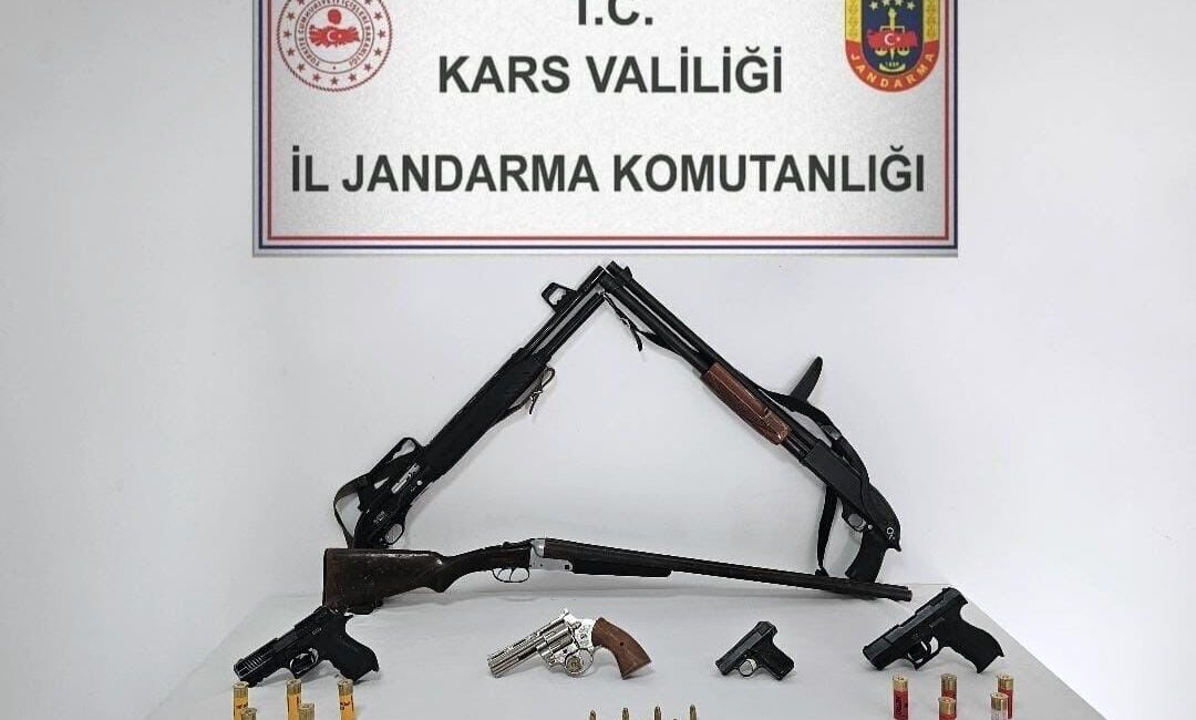 Kars'ta jandarma, 4 kişinin evlerine düzenlediği operasyonda ruhsatsız silahlar ve