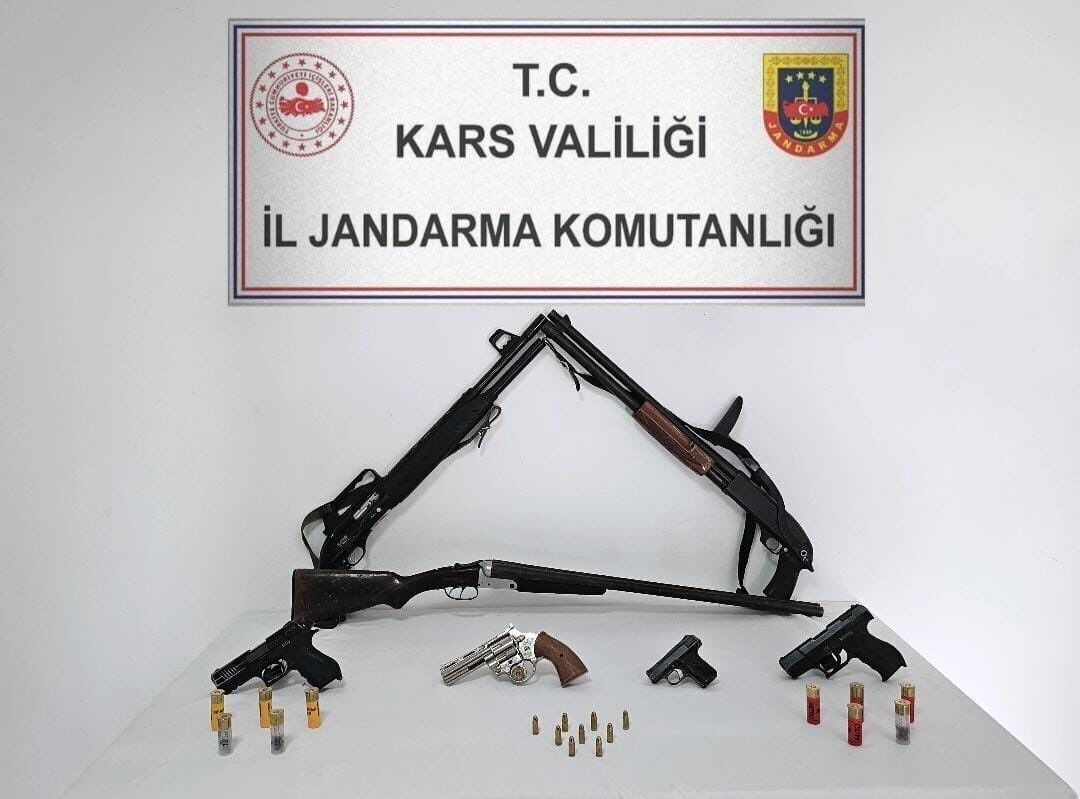 Kars'ta jandarma, 4 kişinin evlerine düzenlediği operasyonda ruhsatsız silahlar ve