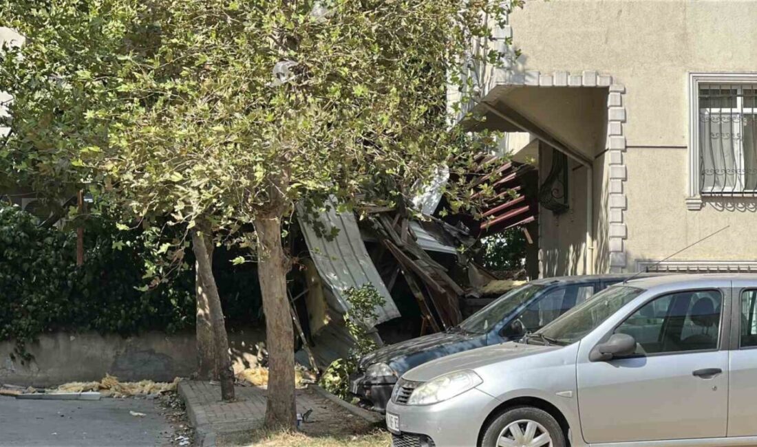 Kartal Yalı Mahallesi'nde bulunan 7 katlı bir apartmanın çatısı, şiddetli