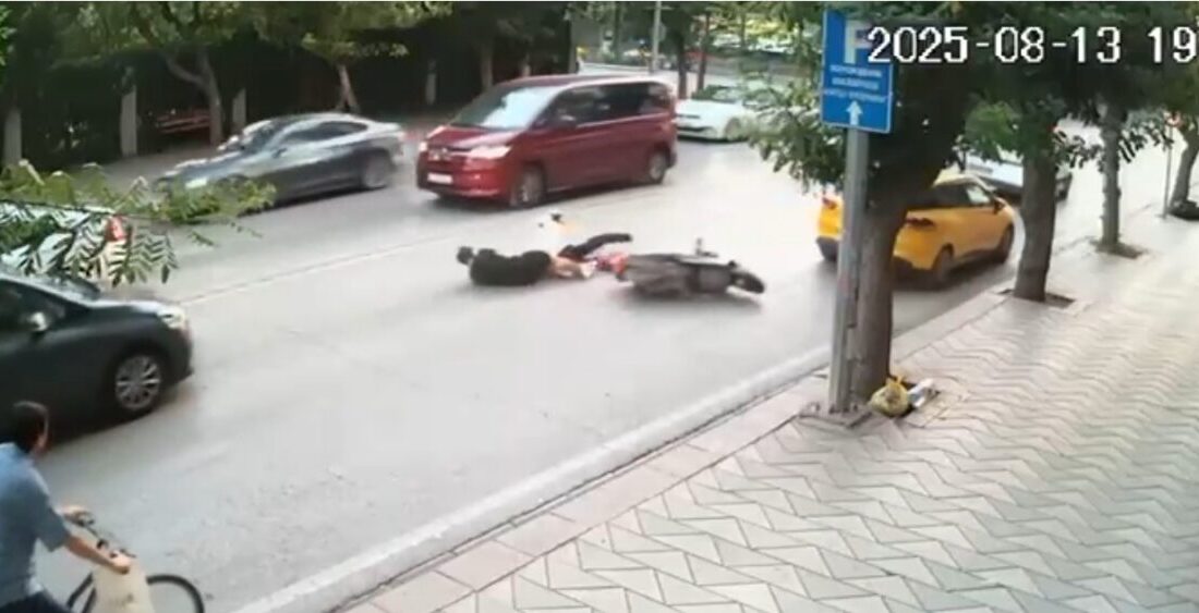 Eskişehir'de, kasksız yolcu taşıyan bir sürücü motosikleti devirdi. Atatürk Caddesi'nde