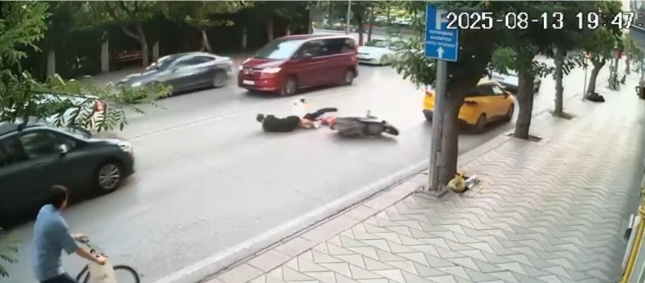 Eskişehir'de, kasksız yolcu taşıyan bir sürücü motosikleti devirdi. Atatürk Caddesi'nde