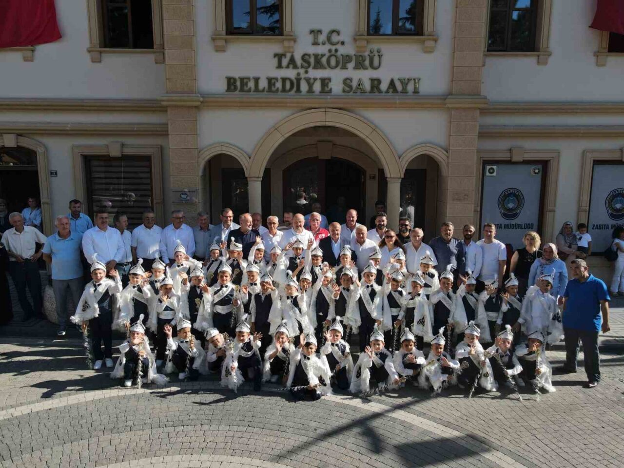 Kastamonu'nun Taşköprü ilçesinde 75 çocuğun sünneti için düzenlenen şölen, ailelerin