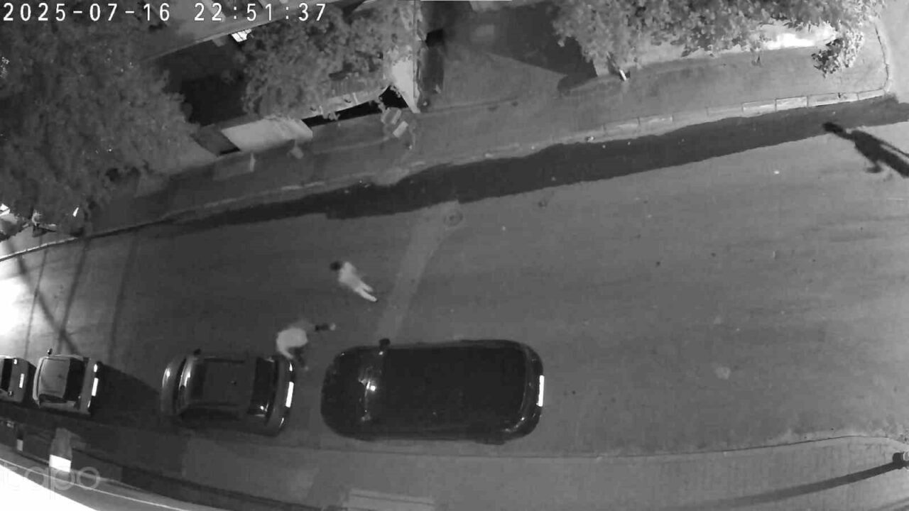 Sancaktepe’de Hakan Gülyiyen’in park halindeki otomobiline yumruk atan bir kişi
