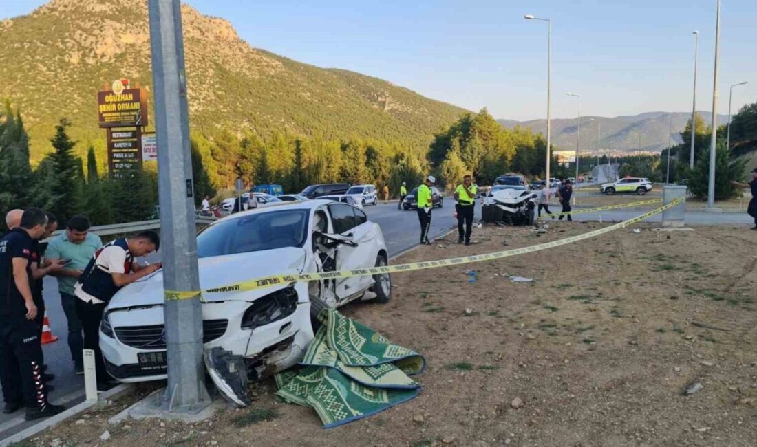 Burdur'un Bucak ilçesinde Burdur-Antalya kara yolunda meydana gelen trafik kazasında
