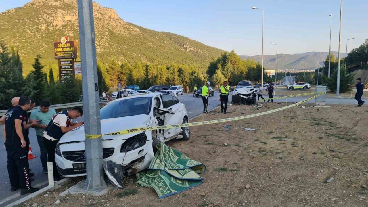 Burdur'un Bucak ilçesinde Burdur-Antalya kara yolunda meydana gelen trafik kazasında