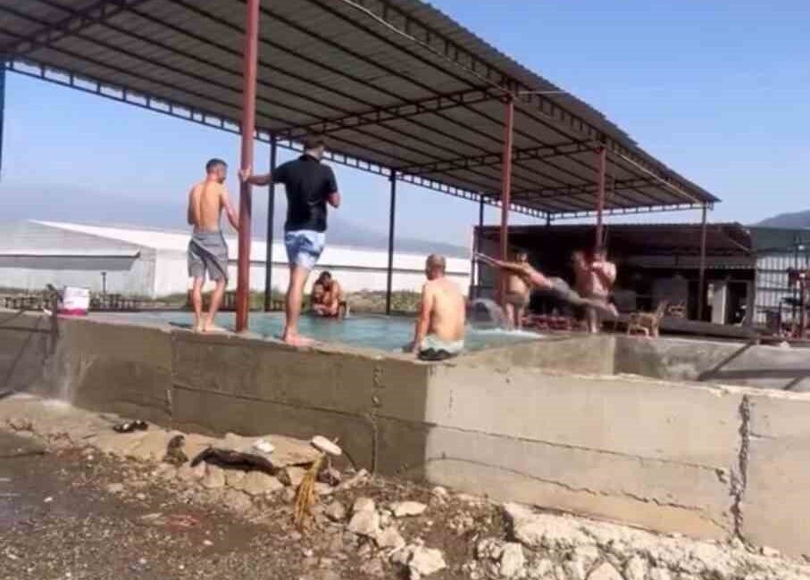 Hatay'da sıcaklık 45 derecenin üzerine çıkınca tarım işçileri zorlandı. Arsuz