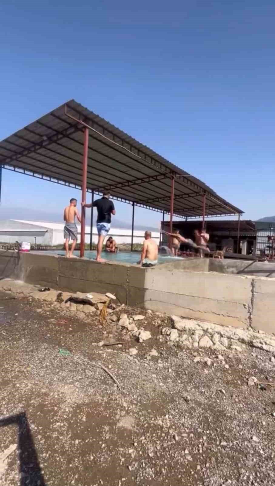 Hatay'da sıcaklık 45 derecenin üzerine çıkınca tarım işçileri zorlandı. Arsuz