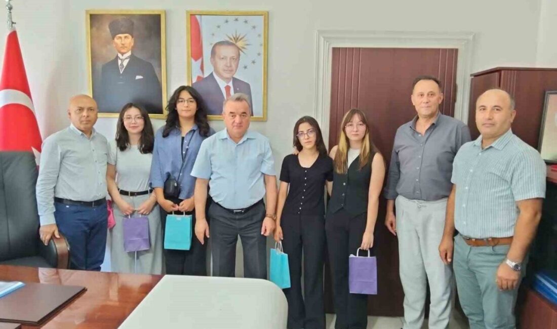 Bilecik'in Bozüyük ilçesinde 2025 YKS'de başarılı olan öğrenciler, Kaymakam Adem