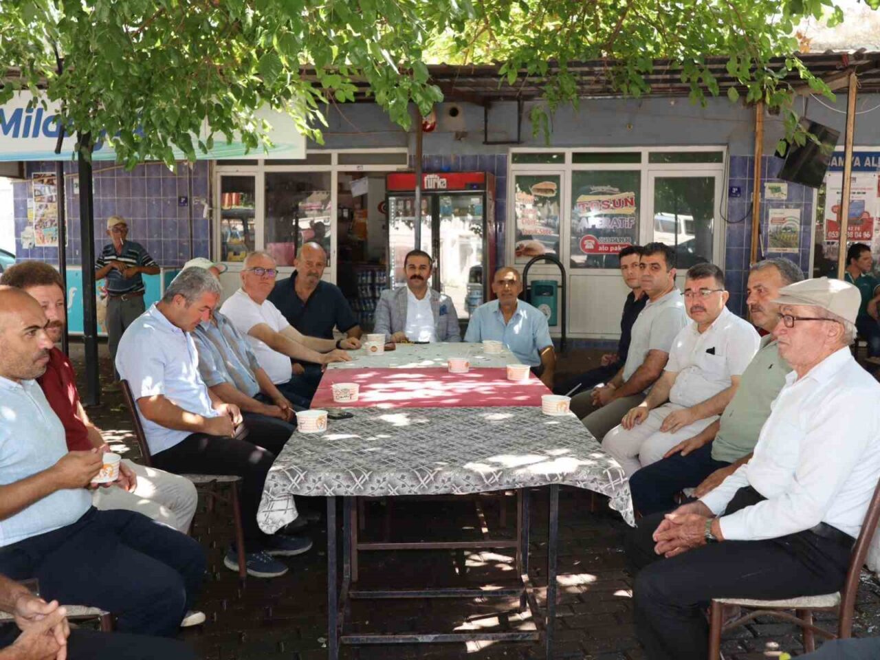 Aydın'ın Koçarlı ilçesinin Kaymakamı Ramazan Taşkın, Yeniköy Mahallesi'nde esnaf ve