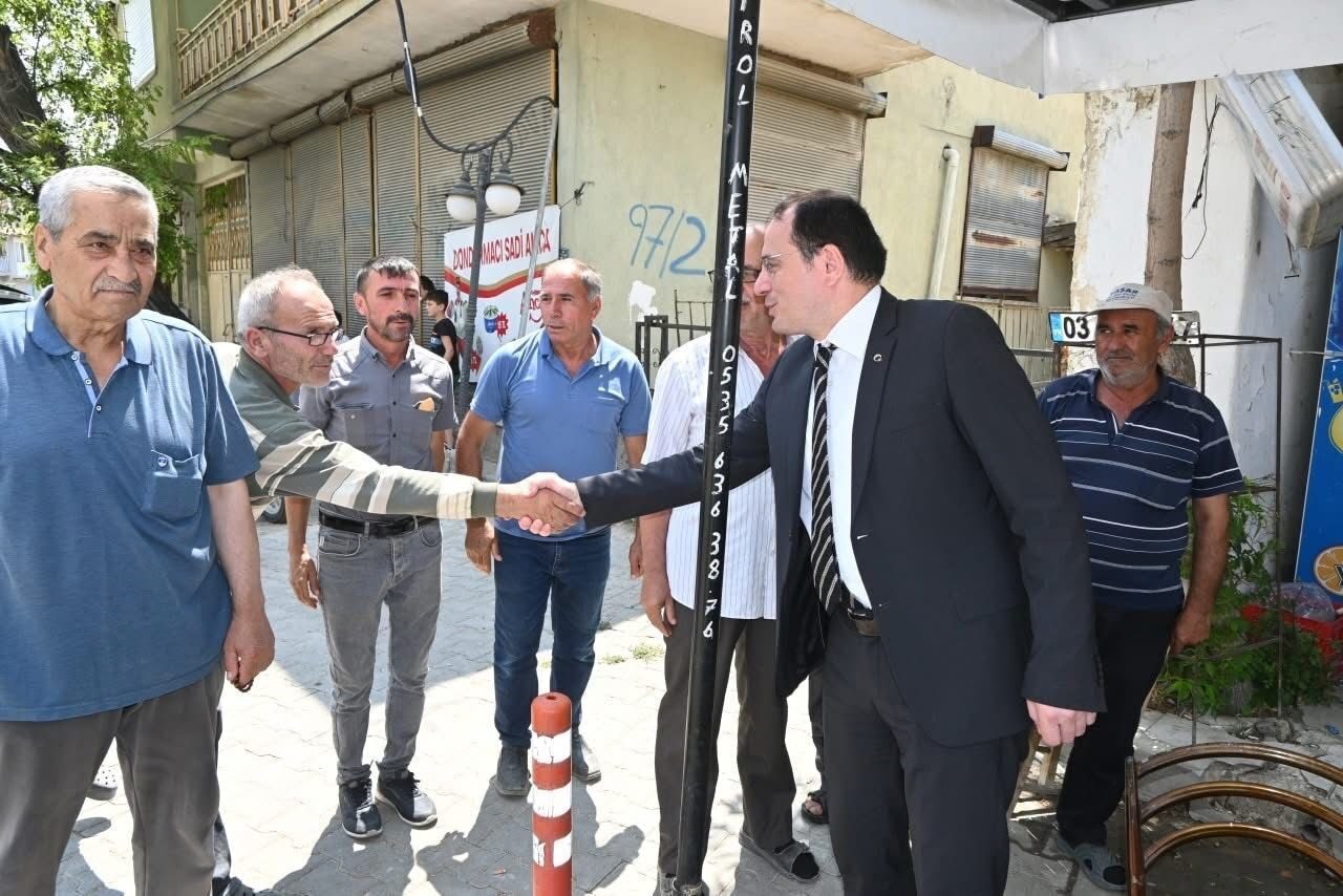 Afyonkarahisar'ın Çay İlçe Kaymakamı Hasan Hüsnü Türker, köydeki vatandaşlarla bir