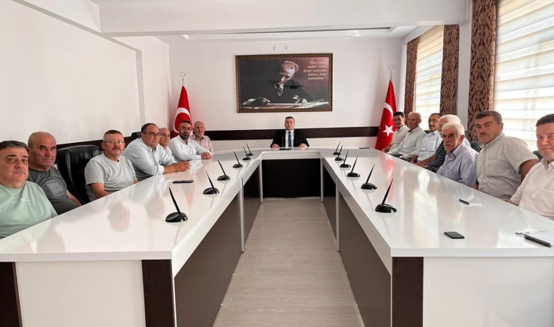 Bilecik'in İnhisar ilçesinde Kaymakam Mücahit Ünal, mahalle ve köy muhtarlarıyla