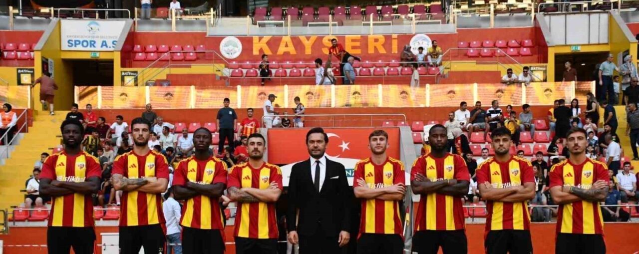 Kayserispor, yeni sezonda kadrosuna kattığı 8 futbolcuyu taraftarla buluşturdu. Abdulsamet