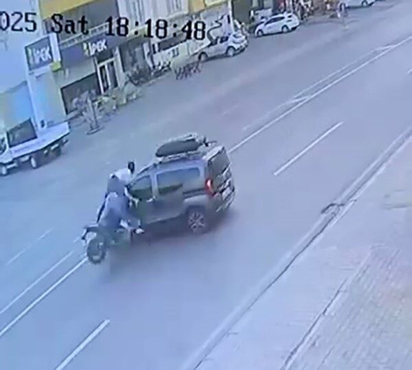 Elazığ'ın Karakoçan ilçesinde E.O. yönetimindeki motosiklet, Ş.Ç.'nin kullandığı hafif ticari