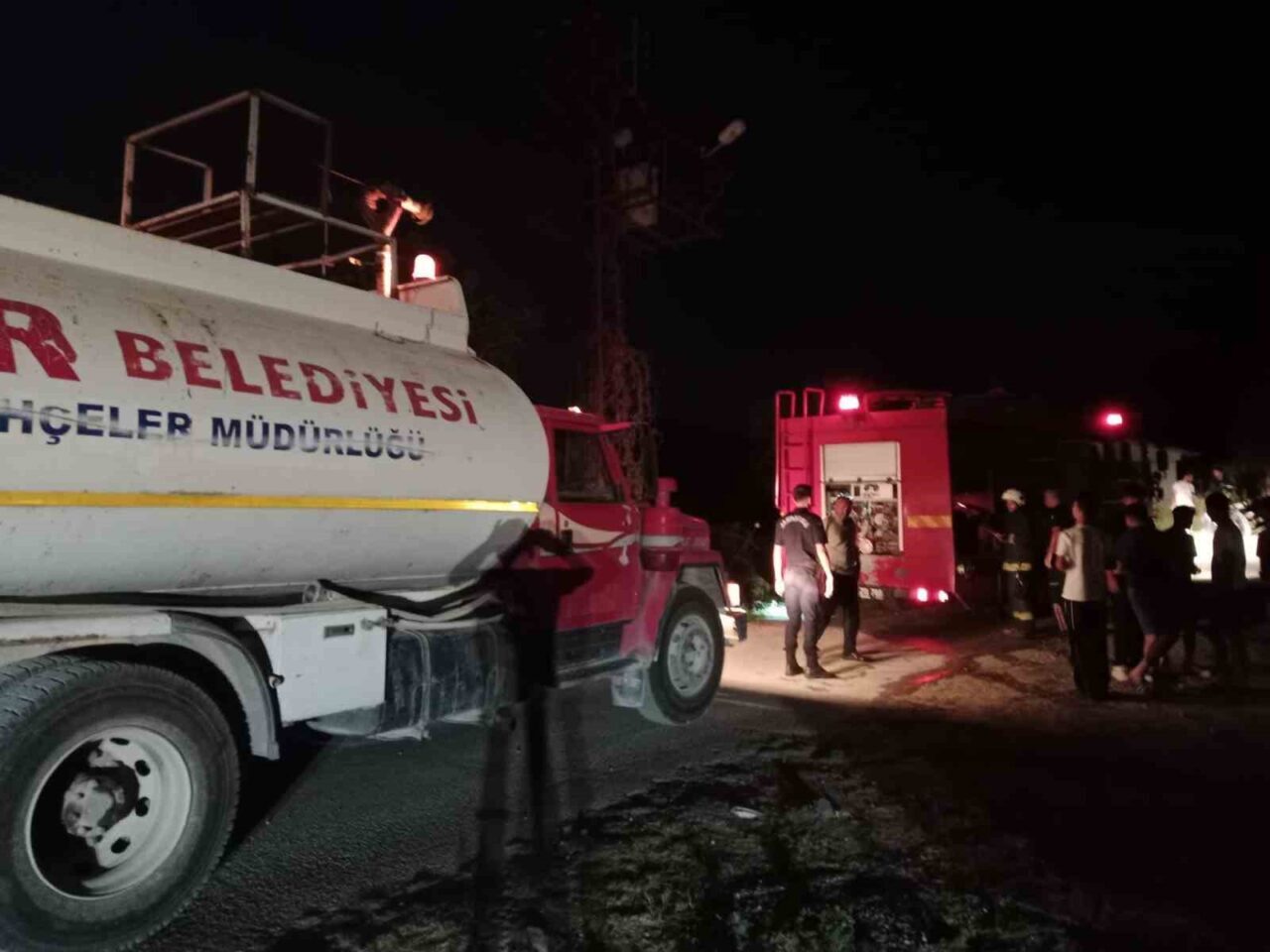 Kemer ilçesi Çamyuva Mahallesi'nde gece saat 01.00 sıralarında çıkan trafo