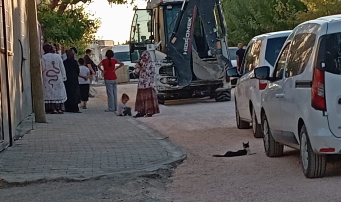 Adıyaman'ın Kahta ilçesinde yol yapım çalışmaları sırasında E.D. yönetimindeki kepçe,
