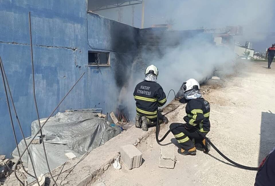 Hatay'ın Kırıkhan ilçesindeki bir fabrikanın malzeme sahasında çıkan yangın, itfaiye